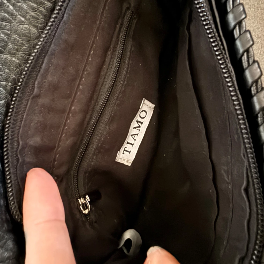 Svart axelväska med kedja från Tiamo - 2