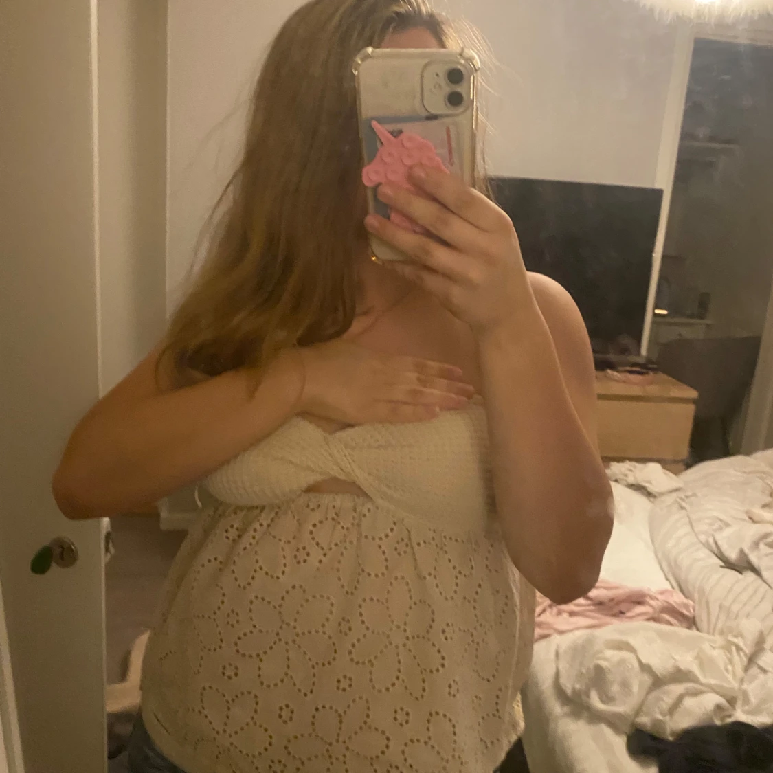 Beige ärmlös blus med broderade blommor