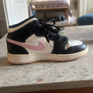 Jorden mid - Hej, här har jag ett par stil rena jordens mid som min syster hade, men inte längre kan ha. Boxen finns inte kom dm för mer frågor🌸