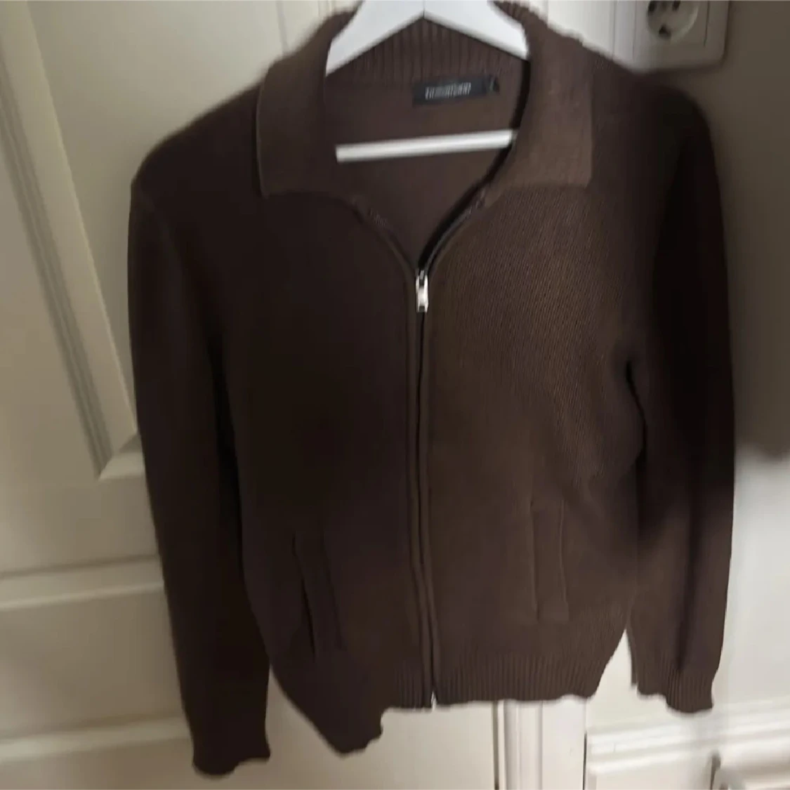 Brun stickad kofta med dragkedja - 1