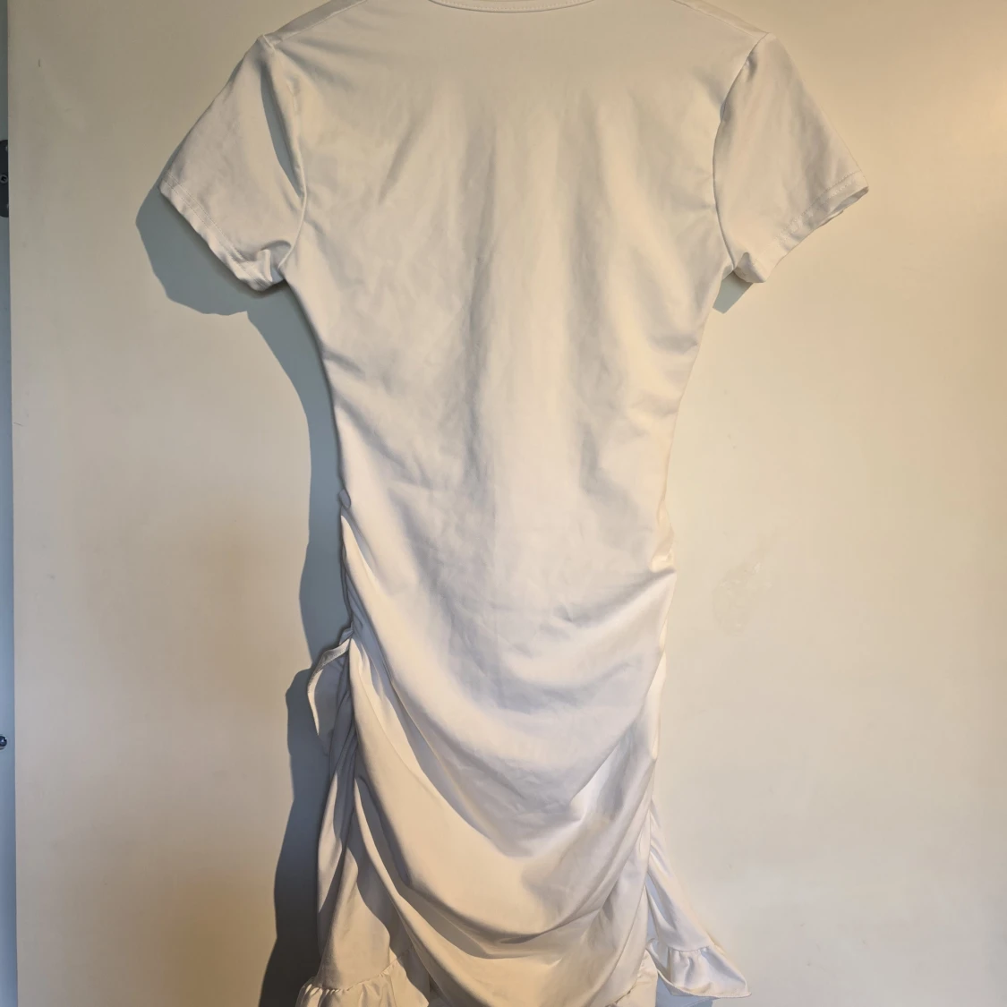 Vit omlottklänning med snörning - 3