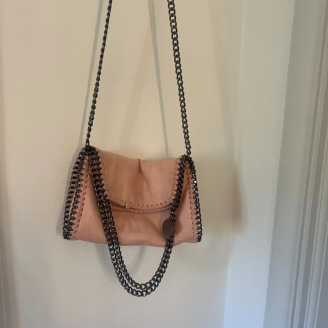 Rosa axelväska med kedjedetaljer - 1