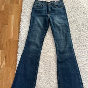 Levi's 726 flare bootcut jeans blå - Snygga Levi's 517 jeans i klassisk blå denim med bootcut passform💗💗använda en gång🩷står ingen storlek på jeansen men skulle gissa på att de är 170/s💗