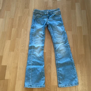 Blå bootcut jeans från Gina Tricot - Snygga ljusblå jeans från Gina Tricot Young i klassisk bootcut-modell. 💙