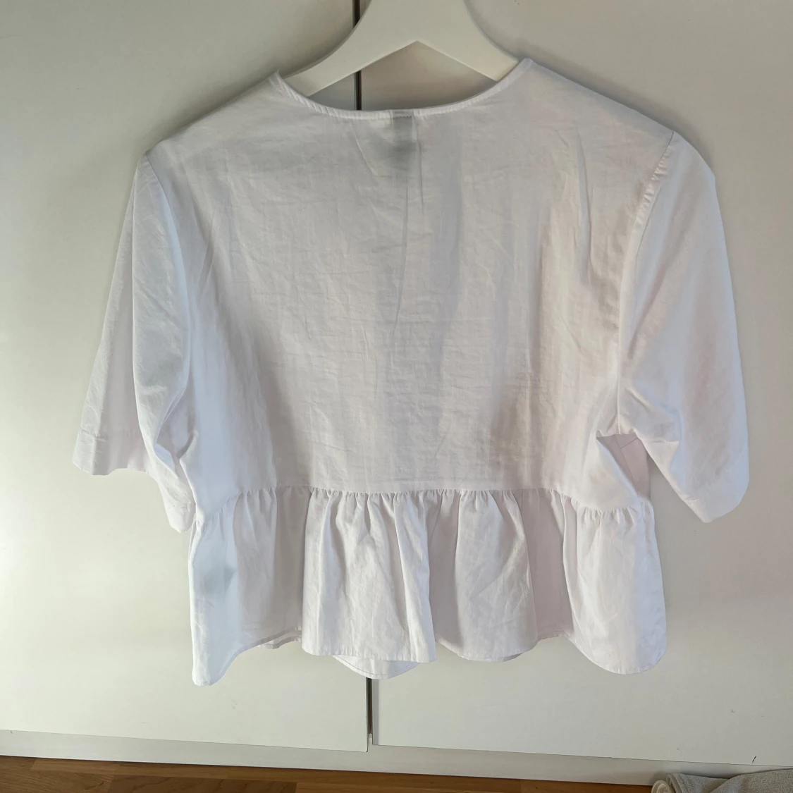 Vit blus med knyt och volang från Divided - 1