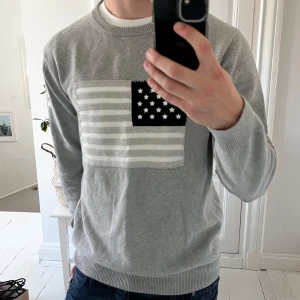 Gant tröja usa flagga grå L - Gant tröja usa flagga grå L, inga större defekter förutom en liten fläck på tröjan som ni ser i sista bilden. Modellen är 180,75 kg. Kom med frågor ❤️