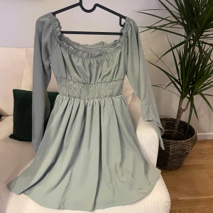 Ljusgrön kortklänning - Helt ny inte använt men har en litet märke från strykjärnet🩷