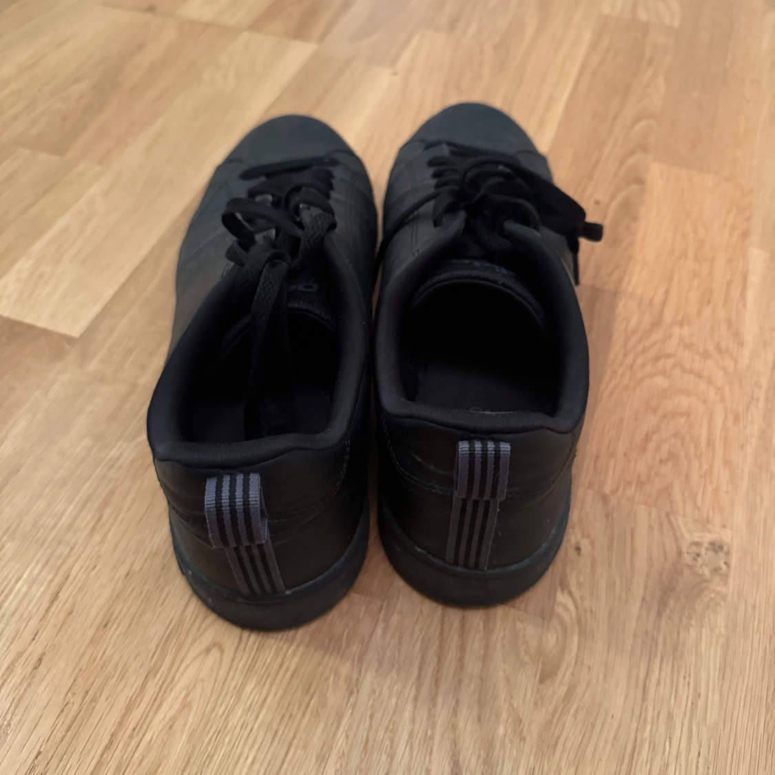 Svarta sneakers från Adidas - 1