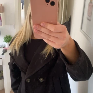 Svart kappa med knappar  - Snygg svart kappa med knappar från Vero Moda passar perfekt till hösten💕