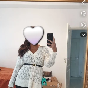 Vit stickad tröja xs/s zara - Säljer en vit stickad tröja med snyggt mönster och v-ringning. Träjan har långa ärmar, bred ribbad kant nertill. Perfekt för lager-på-lager och chill vibes. Funkar även för en som är S