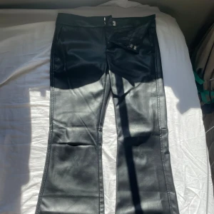 Svarta bootcut byxor i skinnimitation - Snygga skinnbyxor från bershka💞😇 inga defekter