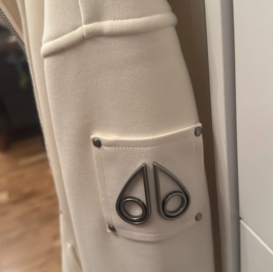 Vit hoodie från Moose Knuckles XS - 1