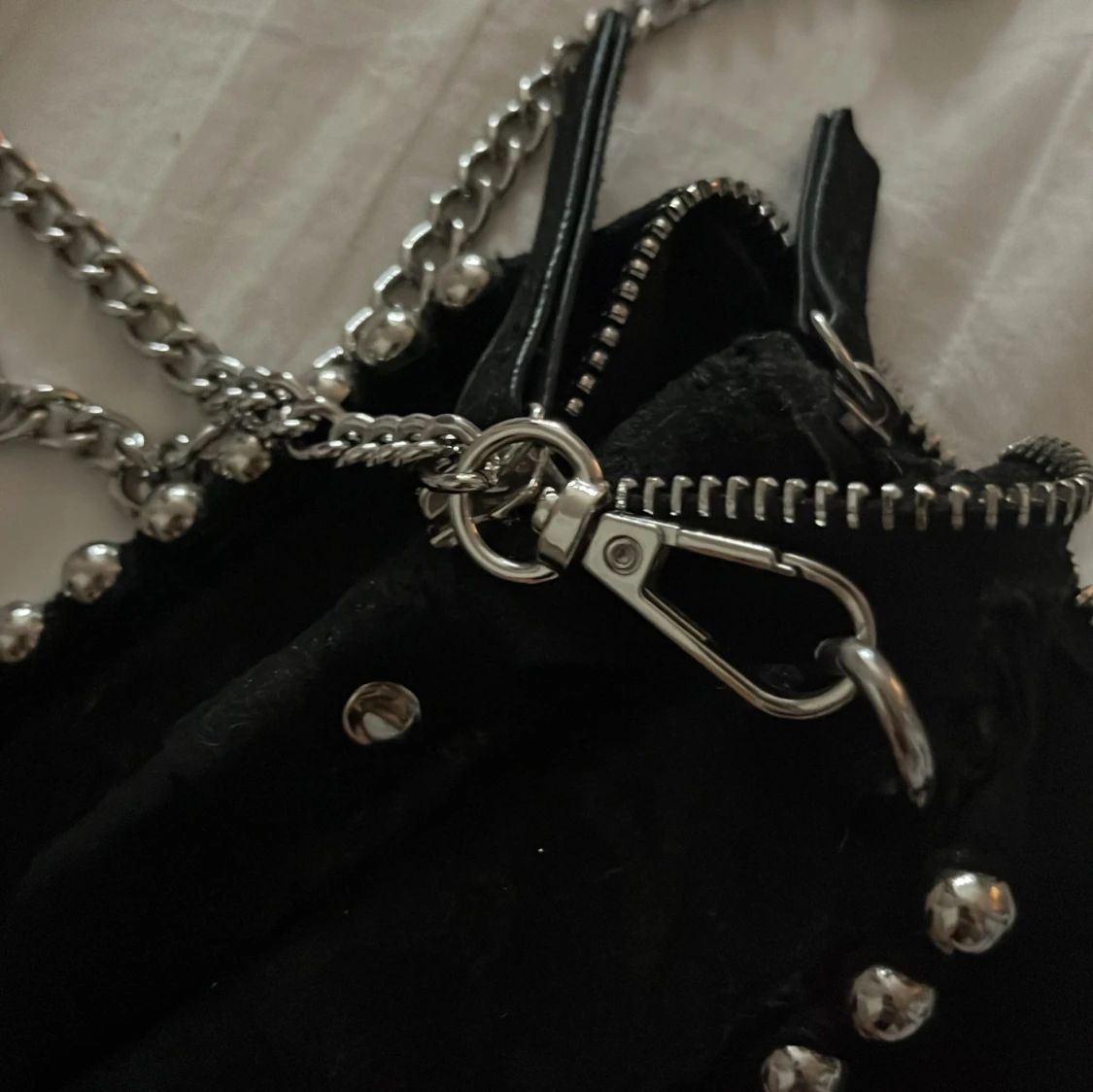 Svart axelväska med kedja och nitar - 3