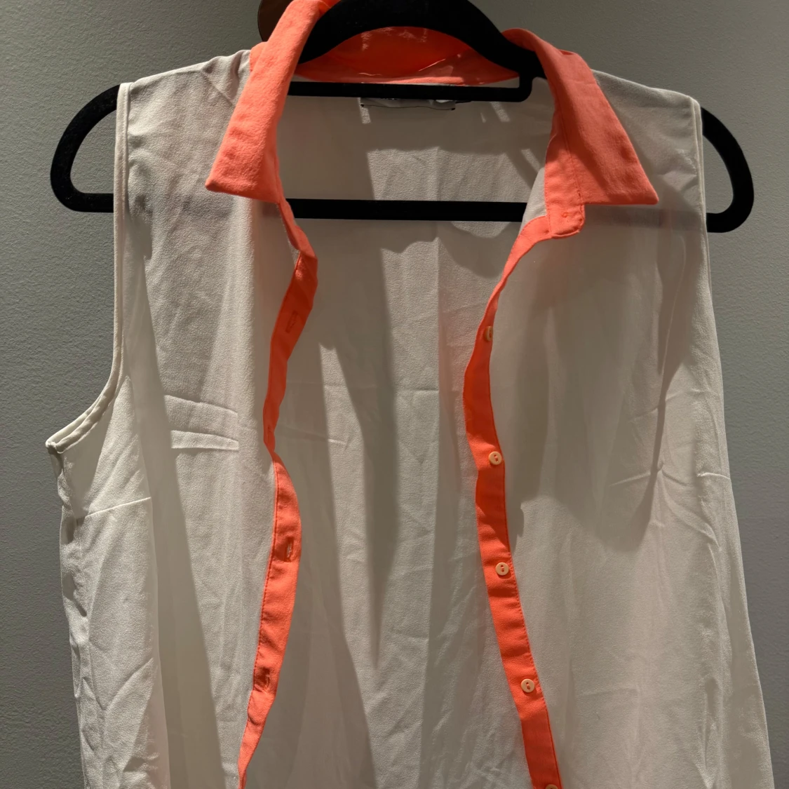 Vit ärmlös blus med korallfärgade detaljer - 1