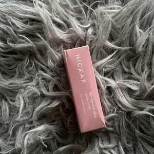 Hickap The Wonder Stick bronzer - Säljer en helt oanvänd Hickap The Wonder Stick i färgen Golden Truffle. En krämig bronzer och contour stick i en snygg rosa tub. Perfekt för att skapa en solkysst look och definiera ansiktet. Enkel att applicera och blenda för ett naturligt resultat. ❤️‍🔥