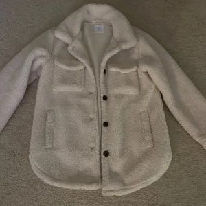 Beige/vit teddyjacka från Lindex - Supermjuk och fluffig teddyjacka från Lindex i beige. I storlek 170, perfekt för hösten🍂
