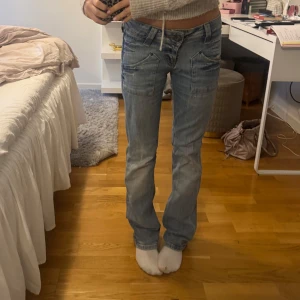 Lågmidjade ljusblå bootcutjeans - Säljer ett par lågmidjade ljusblå jeans med bootcut passform. De e inte överdrivet bootcut utan lite mellan raka jeans o bootcut jeans💞 midjemått rakt över: 38cm innerben: 76 cm💞 står ingen storlek men skulle säga att de e antingen xs eller s