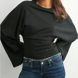 Wide sleeve nelly topp - Säljer en svart långärmad topp med breda, vida ärmar och rund halsringning från nelly. Den är använd ett par gånger men utan defekter💗