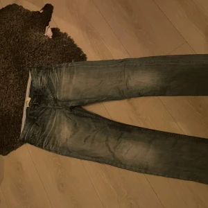 Snygga Dobber jeans - Snygga blå jeans från Dobber i storlek 30/30. Perfekt passform men säljer för att jag tyvärr växt ur. Snyggt slitna, mycket bra skick.