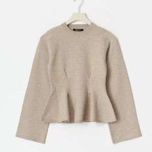 Beige peplumtröja från Gina Tricot - Supersnygg beige peplumtröja från Gina Tricot med lång ärm och rund hals. Den är helt ny med lapp och aldrig använd, säljer pågrund av fel storlek och saknat kvitto. Orginalpris 400kr ❤️