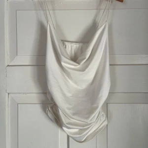 Fest topp - Snygg fest topp som går att styla till det mesta. Använd fåtal gånger. Passar även S och M då den är strechig. 