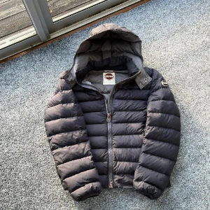 Mörkblå Colmar dunjacka - Säljer nu min mörkblå colmar jacka! Storlek 50 vilket motsvarar S-M. Skick 8/10! Vill du ha fler bilder eller har du frågor då är det bara att höra av sig! Priset går att diskutera vid snabb affär!