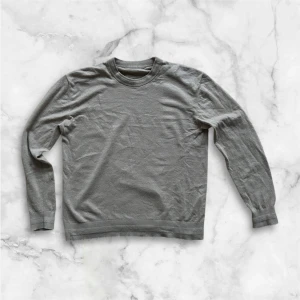 Filippa K tröja  - Riktgt sköna Filippa K sweatshirt i merino ull ser grå ut på bilden men är beige//Skriv vid funderingar 🤩