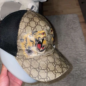 Gucci keps  - Tjena säljer min Gucci keps sällsynt, storlek L passar M S XS justerbar 