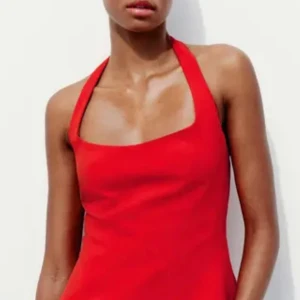 Röd halterneck topp Zara - Jätte fin halterneck topp röd från Zara, köpte den på Vinted med passade ej, därav liten defekt som man ser på bilden men den syns ej när man har på sig den och man kan enkelt fixa det om man vill också🥰 prislappen sitter kvar.