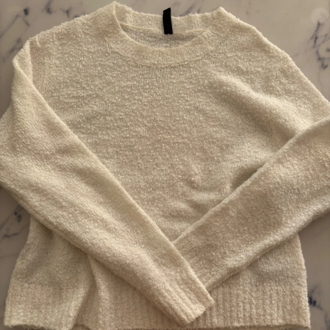 Vit stickad tröja med rund hals