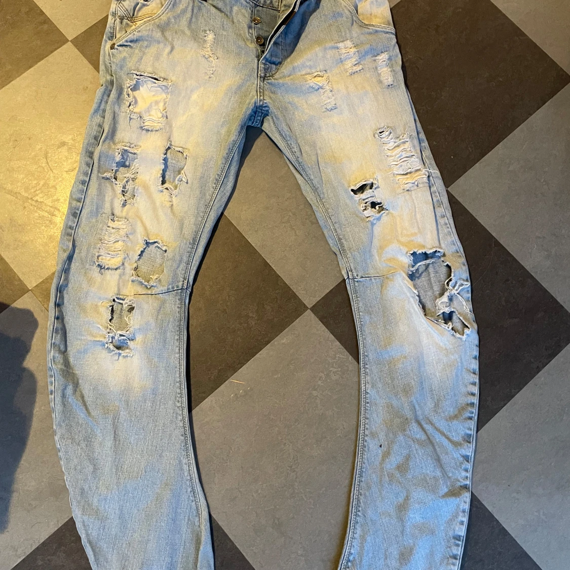 Ljusblå ripped jeans Adrian Hammond