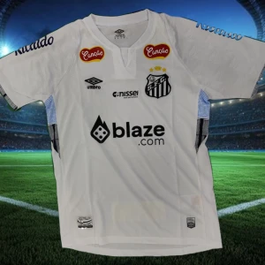 Vit Santos FC fotbollströja Umbro - Santos FC matchtröja i vitt från Umbro med klubbmärke, flera sponsorloggor och svarta detaljer. Klassisk V-ringning och korta ärmar. Lätt och ventilerande material, perfekt för fotbollsplanen eller att bära som supporter.