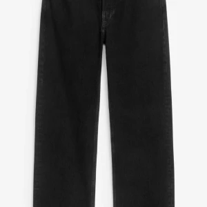 Arket jeans modell ”shore” - 💜 Jeans ”Shore” 💜 Svart jeans 💜 Arket 💜 Strl 26       💜 Material 61% bomull, 39% lyocell 💜 Använd ca 10 gånger, inget att anmärka på 💜 429 kr exkl frakt