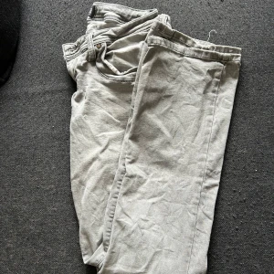 Grå byxor från LTB - Snygga grå byxor från LTB med klassisk femficksdesign och normal passform. Byxorna är tillverkade i mjukt bomullsmaterial och har en enkel look som passar till det mesta. Perfekta för dig som gillar stilrena och bekväma plagg.