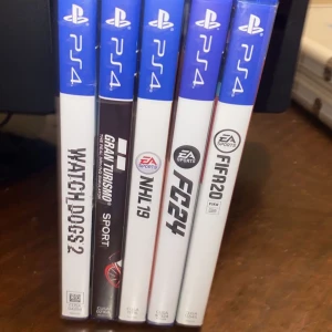 PS4 Spelpaket: Watch Dogs 2, Gran Turismo Sport, NHL 19, FC24, FIFA 20 - Fem populära PS4-spel i fint skick: Watch Dogs 2, Gran Turismo Sport, NHL 19, FC24 och FIFA 20. Alla fodral och skivor ser hela ut, inga synliga repor eller skador. Perfekt för dig som vill utöka din spelkollektion med sport, racing och action. Ett spel kostar 100kr var medans allt tillsammans kommer att lägga på 440kr