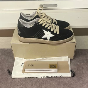 Golden goose ballstars - Säljer dessa näst intil oanvända och extremt snygga Golden goose i modellen ballstars |  | Allt OG ingår såsom box, dustbag, äkthets certifikat, dock inget kvitto | Vid frågor är det bara att kontakta mig, pris inte hugget i sten. Skickar samma dag✅