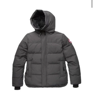   Canada Goose,  Parka macmillan granite grey - Säljer en grå dunjacka från Canada Goose med huva och klassisk logga på ärmen. Jackan har quiltad design, dragkedja framtill och ribbade muddar vid ärmslut. Perfekt för kalla dagar och har en clean, modern look som funkar till det mesta.