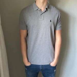 Ralph Lauren piké - Fet piké ifrån Ralph Lauren i storlek M | modellen är 185 cm lång och väger ca 77 kg | väldigt fint skick