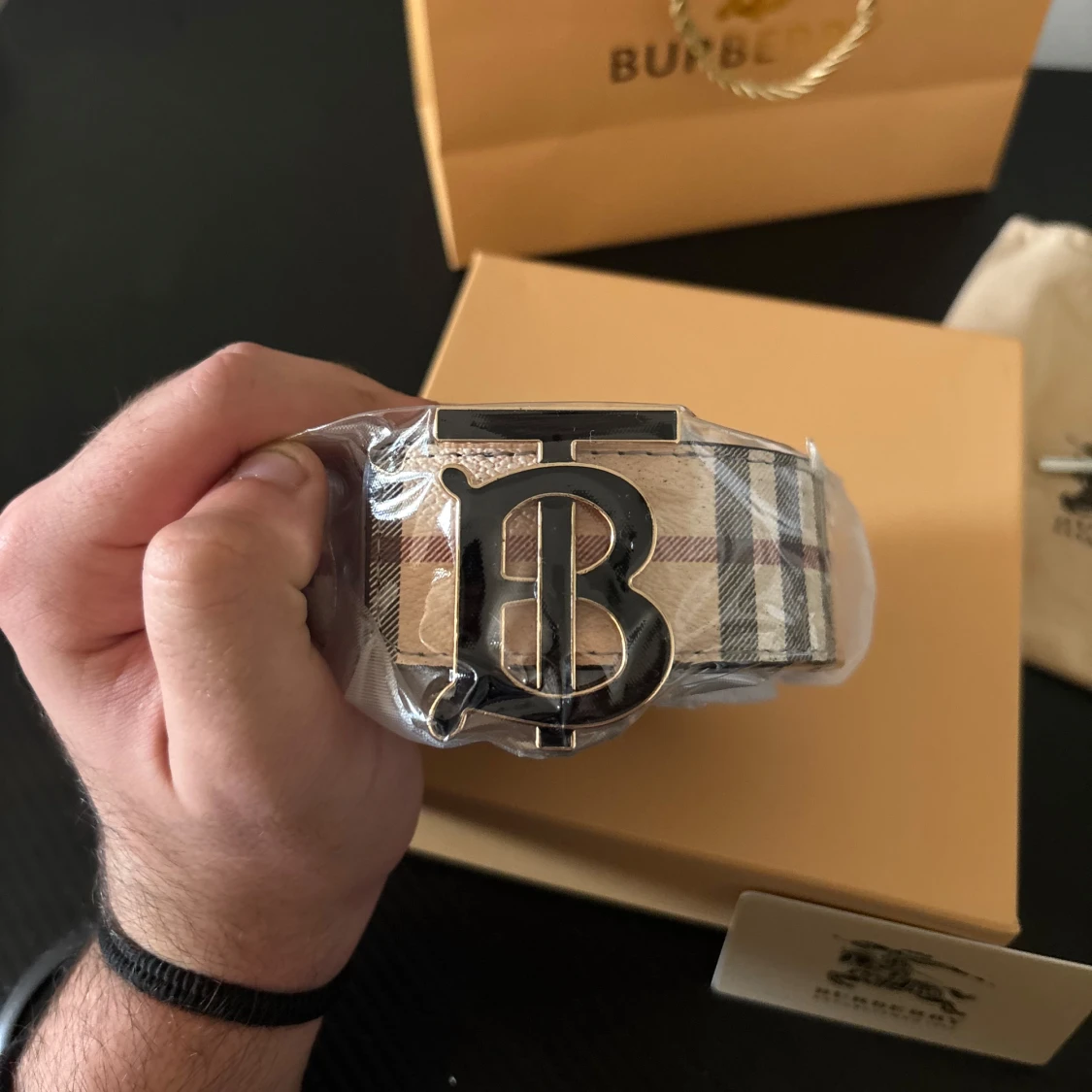 Rutig Burberry bälte med silverdetalj - 1