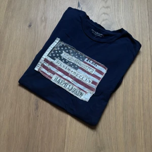 Mörkblå t-shirt Ralph Lauren S - Tja! Säljer nu en skön Ralph lauren tisha, storlek S, passformen är perfekt enligt mig. Skön marinblå tshirt att bygga en fet outfit kring, bara att höra av sig vid frågor