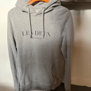 Les Deux Hoodie - Säljer nu denna riktigt feta les Deux hoodie som är i otroligt skick, storlek s! Hör av er vid funderingar!
