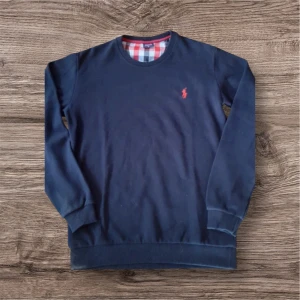 Mörkblå tröja från Polo Ralph Lauren - Snygg mörkblå tröja från Polo Ralph Lauren med klassisk röd logga på bröstet. Nypris 1199kr