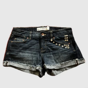 Vintage lågmidjade shorts - Lågmidjade jeansshorts ifrån vintage H&M med nitar🤍 stl 26 (38cm i midjemått) passar S🤍