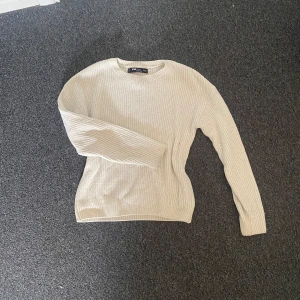 Vit stickad tröja - Använd fåtal gånger 💗