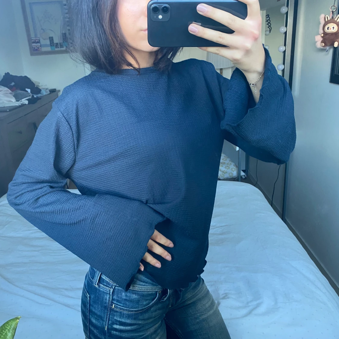 Mörkblå långärmad tröja med vida ärmar