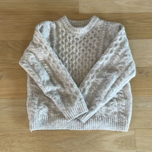Beige stickad tröja från Zara - Säljer en beige stickad tröja från Zara med snyggt kabelstickat mönster.😍 Den är i storlek 140 men passar för lite större storlekar också!💕 Den har används men är i ett bra skick.