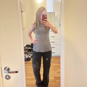 Rutig topp med knuten rygg  - Jättesöt rutig topp från Bikbok, säljer då den ej kommer till användning. Man kan justera knutarna där bak så kan även passa någon med större eller mindre storlek än S. 💞