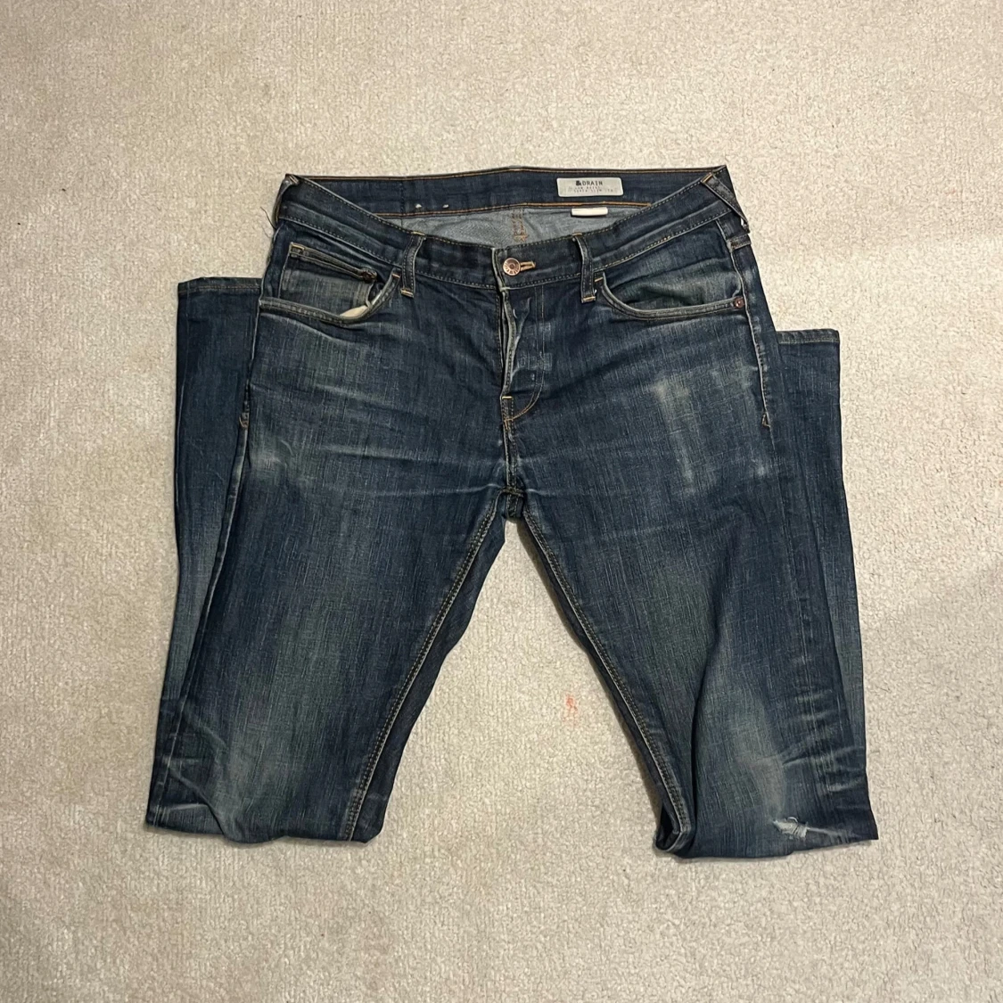Mörkblå slim jeans med slitningar - 1
