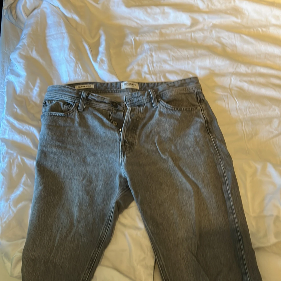 Grå jeans från Jack & Jones Relaxed/Chris - 1