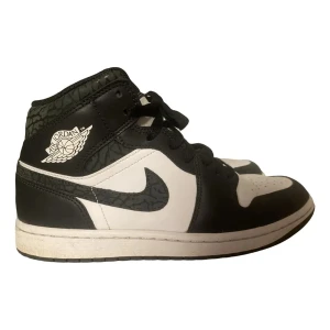 Jordan 1 - Skor från Jordan i modell Jordan 1 mid se off noir black white. Köpta i london och endast använda 2-3 gånger. Har tyvärr inte kvar kartongen till skorna. Nypris: ca 1900kr. Man får med ett par crease protectors i priset.  